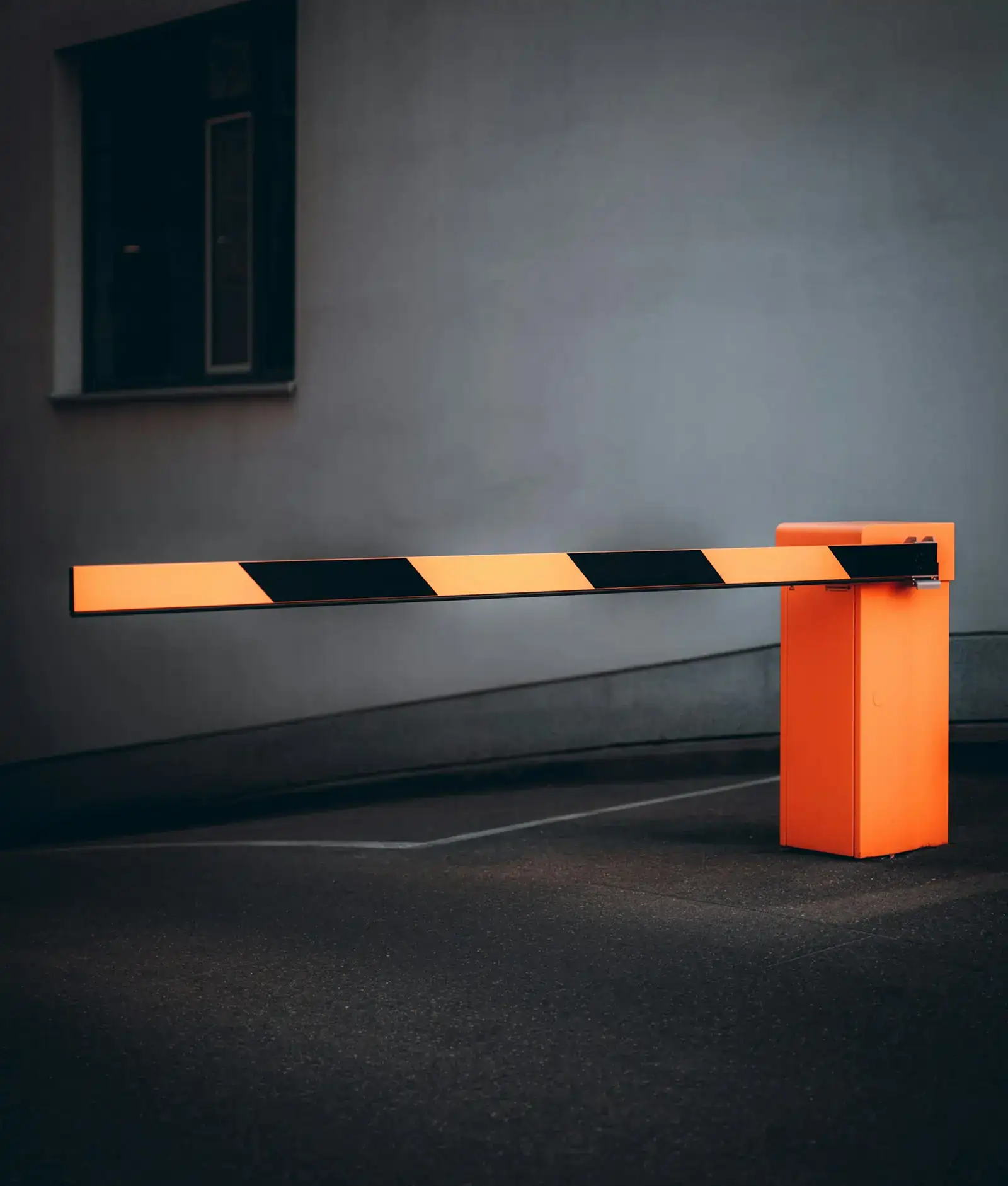 Schranke als Symbol für grenzüberschreitendes Pendeln, Mobilität und Versicherungsbedarf.