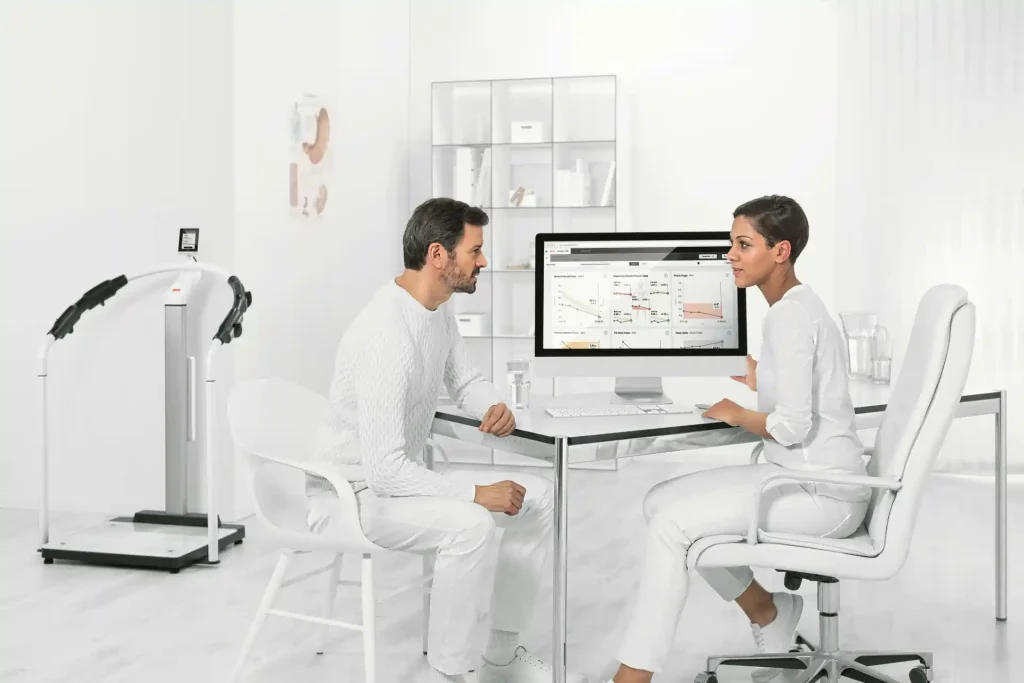 Arzt berät einen Patienten in einer modernen medizinischen Klinik.
